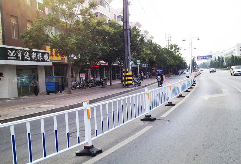 道路護欄智能型CLD-G（太陽能柱帽，體現(xiàn)花型樹脂墩）